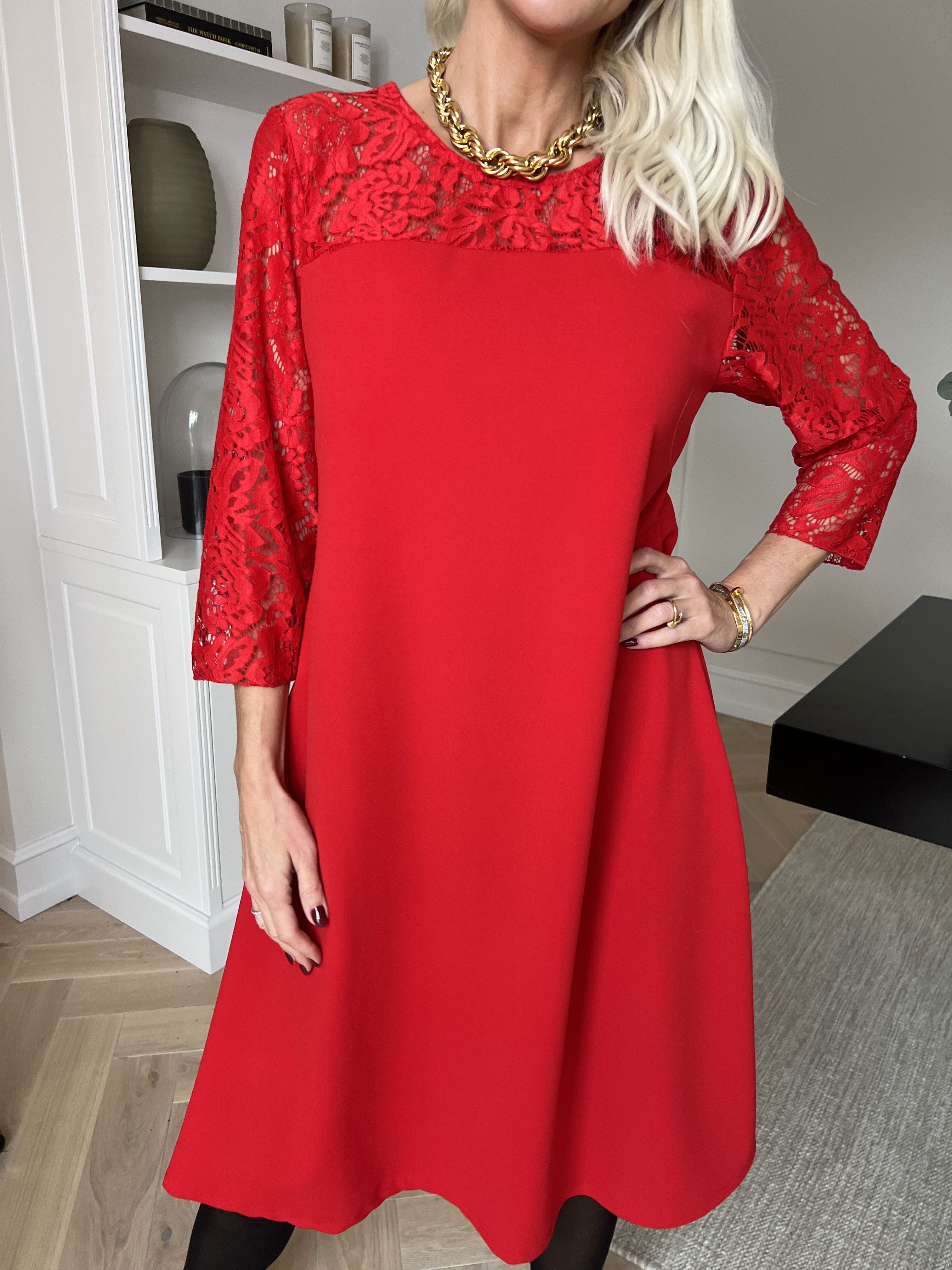 Sassi - Elegant kjole med smukke blondeærmer